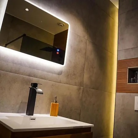 Prive Avec Jacuzzi De Gamme ! Pres De L'aeroport De Holiday home *
